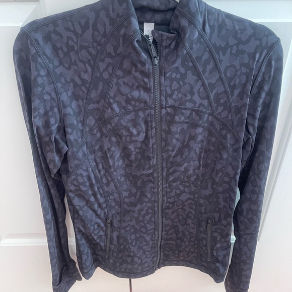 Lululemon define jacket color black camo leopard size 8 in good used condition. - Picture 2 of 5